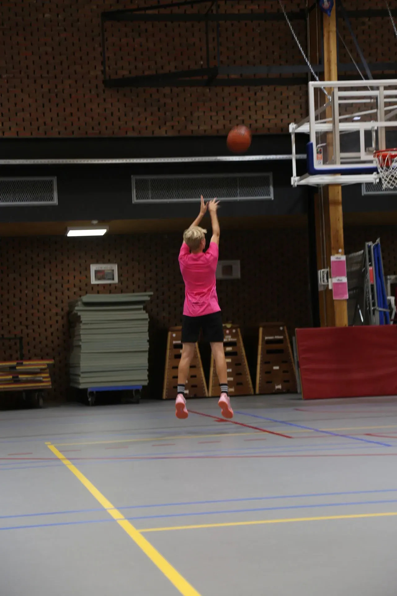 Basketbal training tijdens een RISE kamp