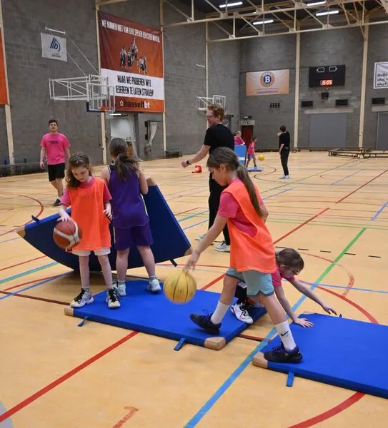 Basketbaltraining tijdens RISE kamp