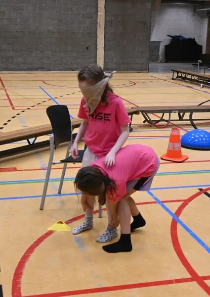 Teamactiviteit op het basketbalveld