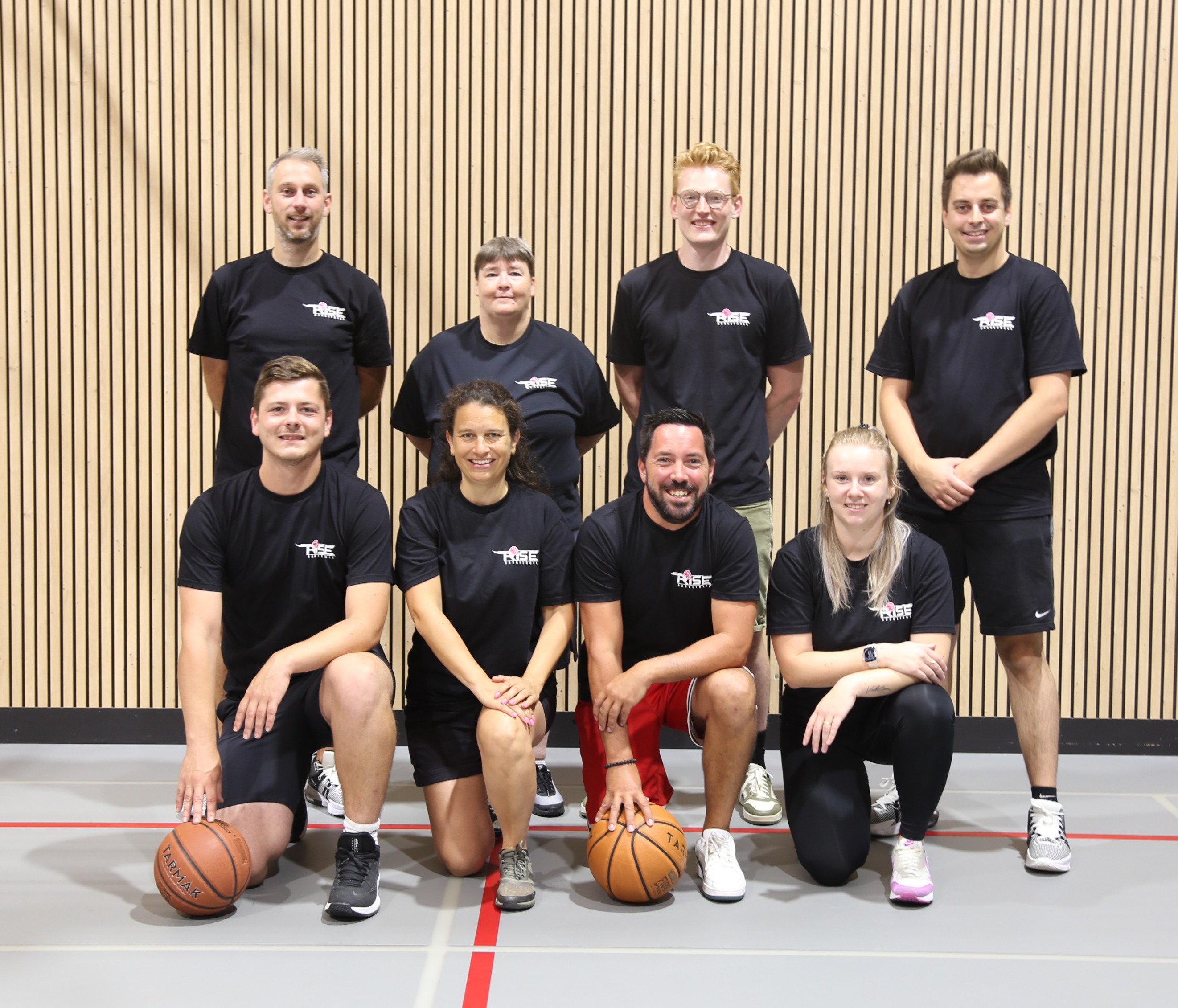 Het volledige RISE Basketball team